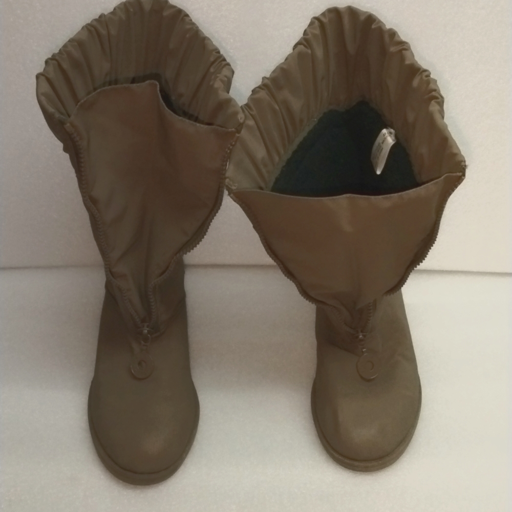 Warm winter boots 8.5 wide